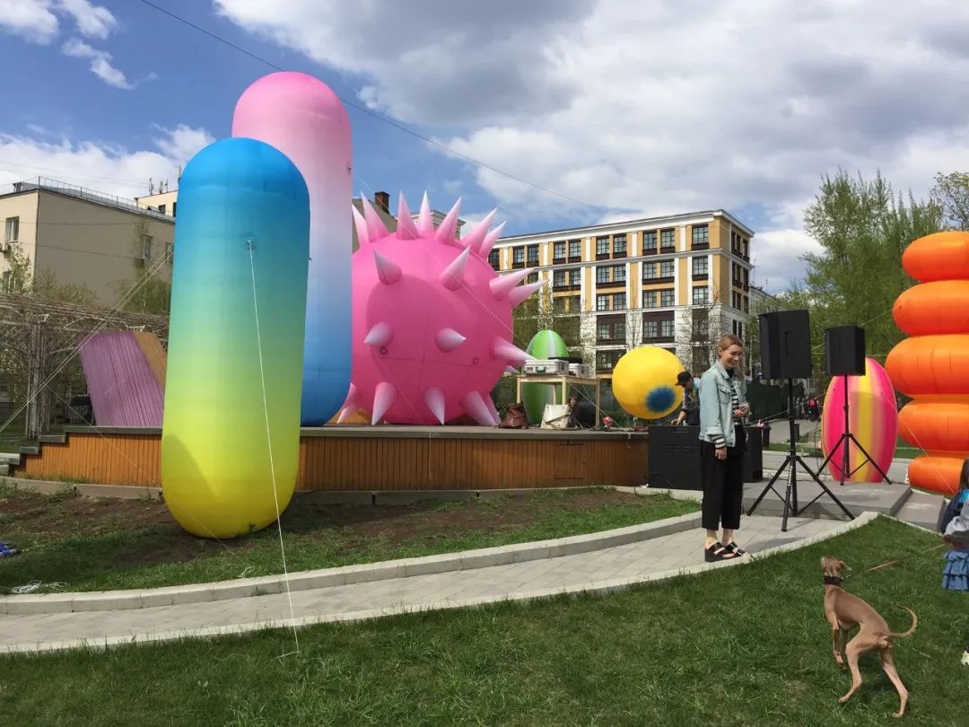 俄罗斯设计师的空间花粉艺术展览活动装置色彩太丰富了