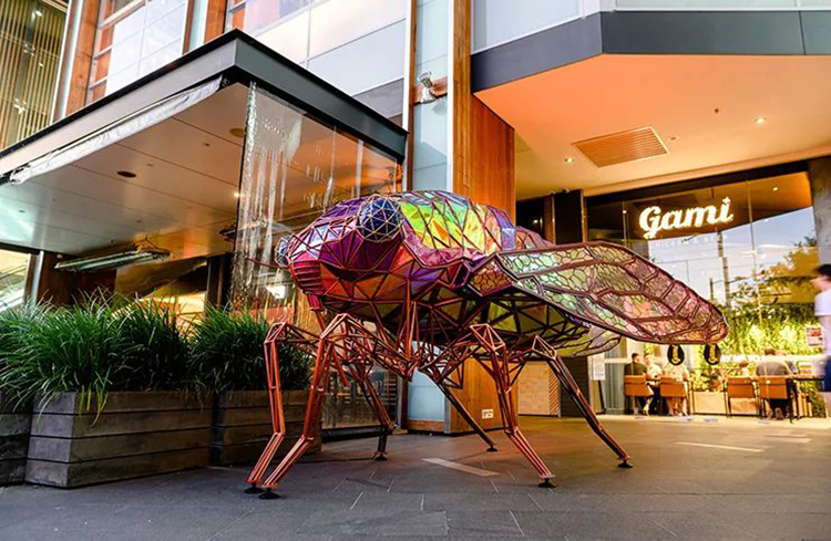 听说这个购物中心混进了几只闪闪发光的巨型昆虫，瞧瞧去！