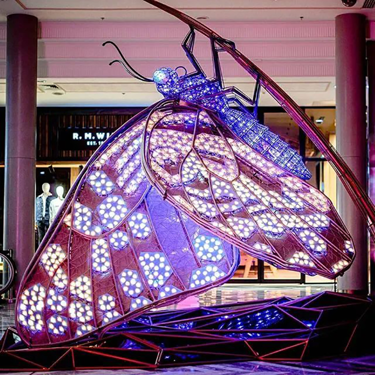 听说这个购物中心混进了几只闪闪发光的巨型昆虫,瞧瞧去!