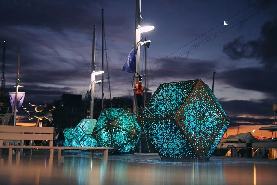 看这个展览活动策划的艺术装置The Walk of Wonders，互动体验超强