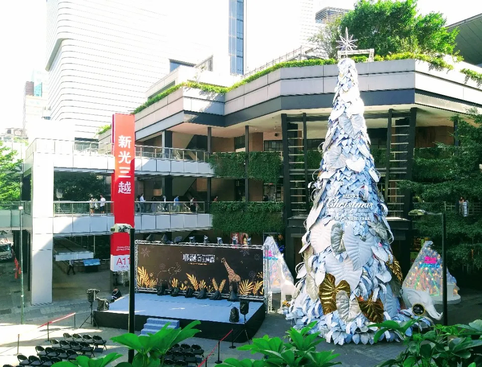 XMAS耶诞奇幻之森主题圣诞活动策划美陈设计,17米雪白圣诞树超美