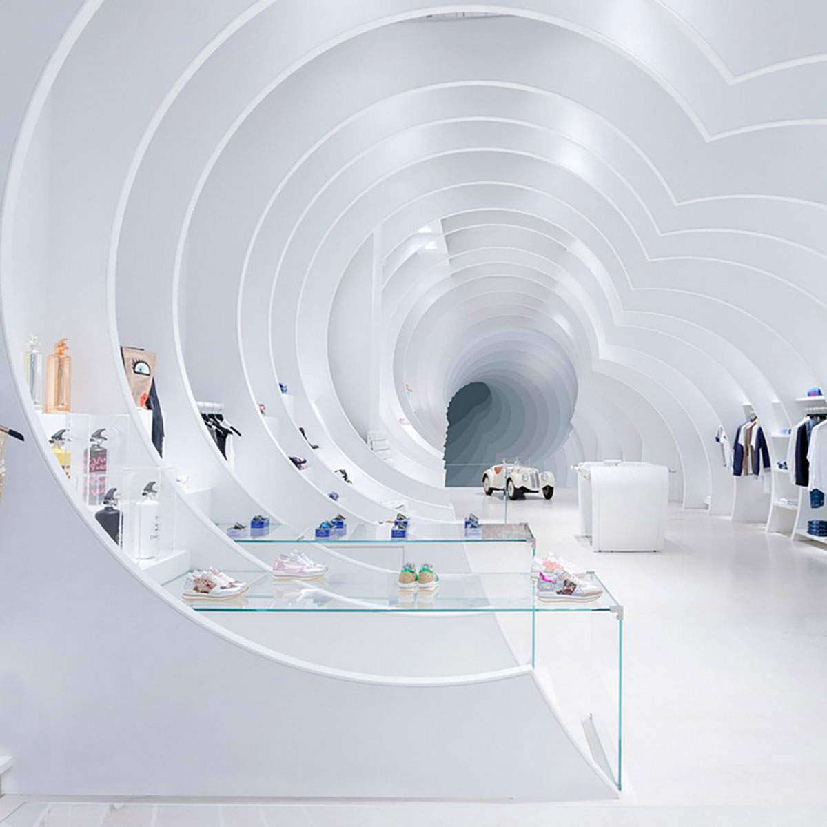 通过双筒望远镜，你可以看到这个空间设计了一个不一样的隧道