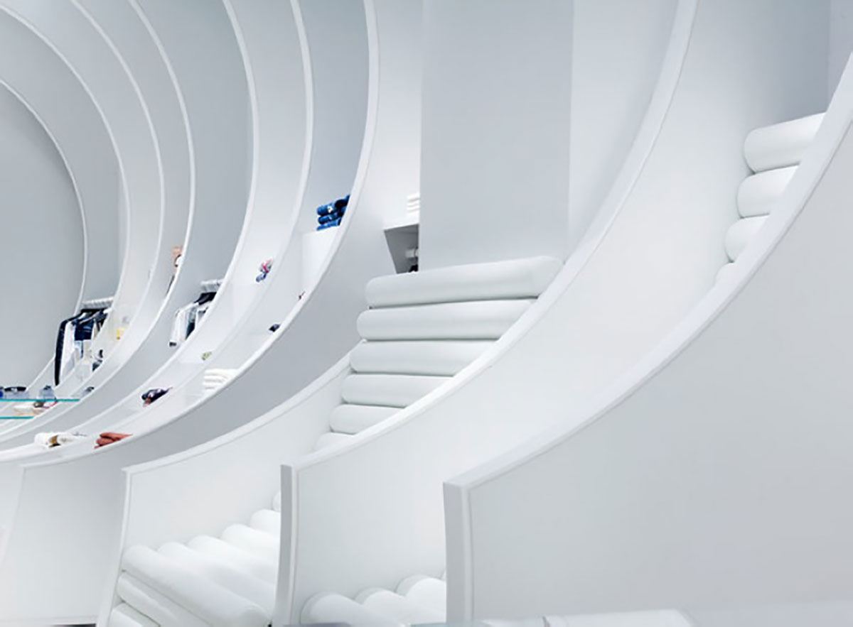 通过双筒望远镜,你可以看到这个空间设计了一个不一样的隧道