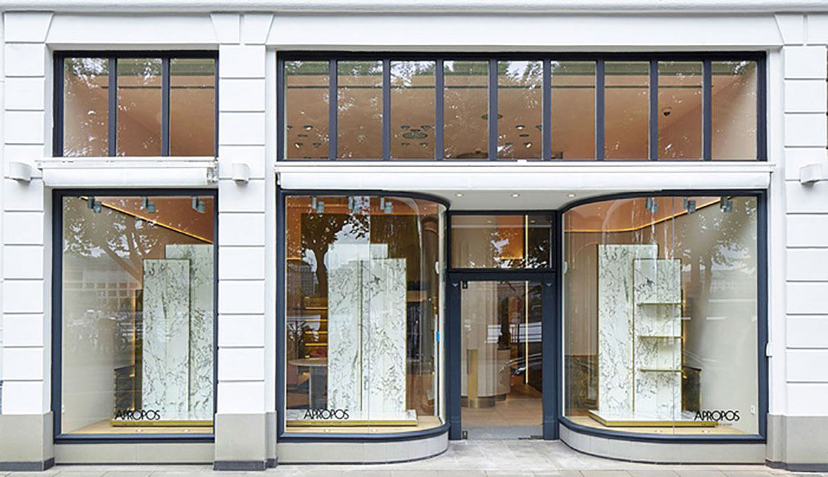 这个空间设计用新古典主义的形势诠释着时尚成熟绅士之范