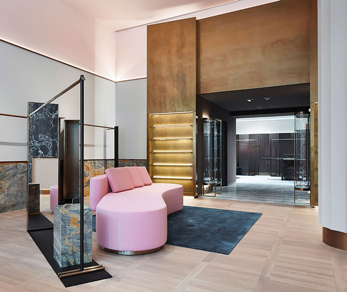 这个空间设计用新古典主义的形势诠释着时尚成熟绅士之范