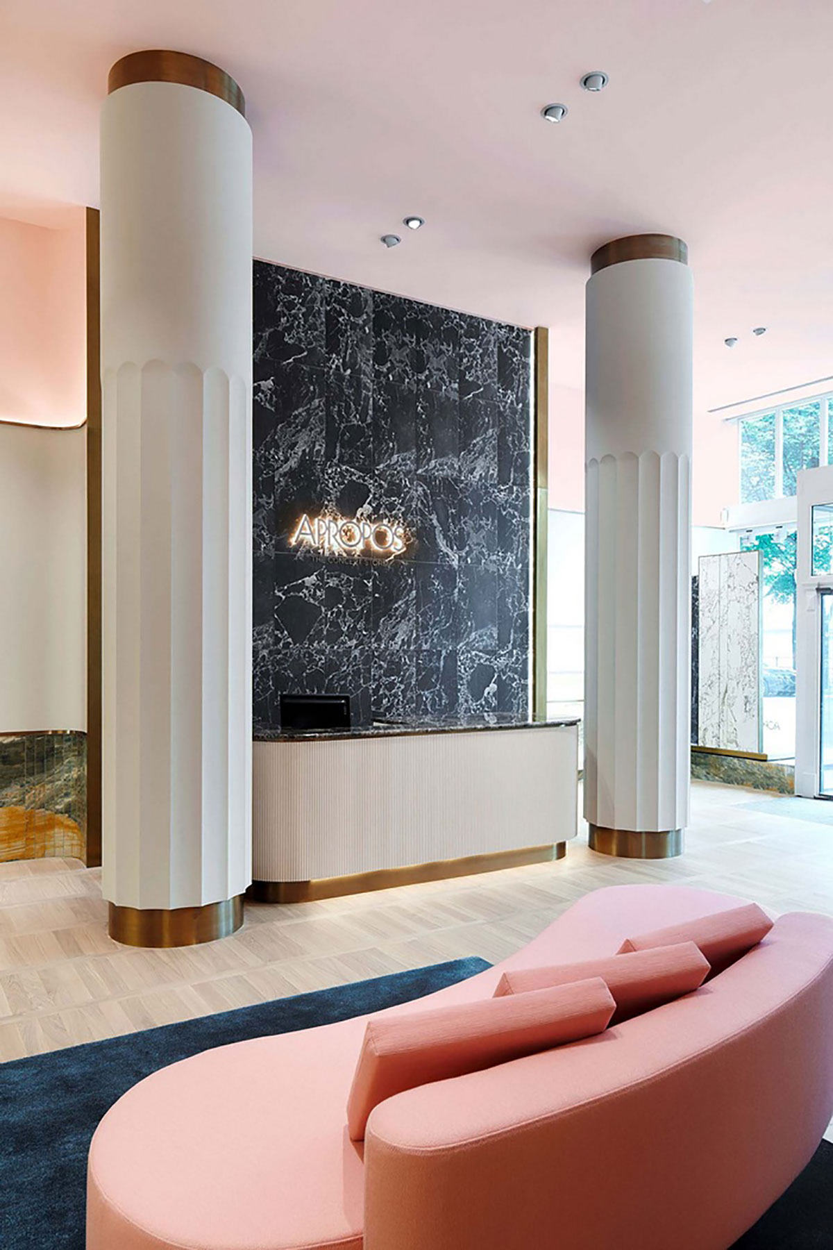 这个空间设计用新古典主义的形势诠释着时尚成熟绅士之范