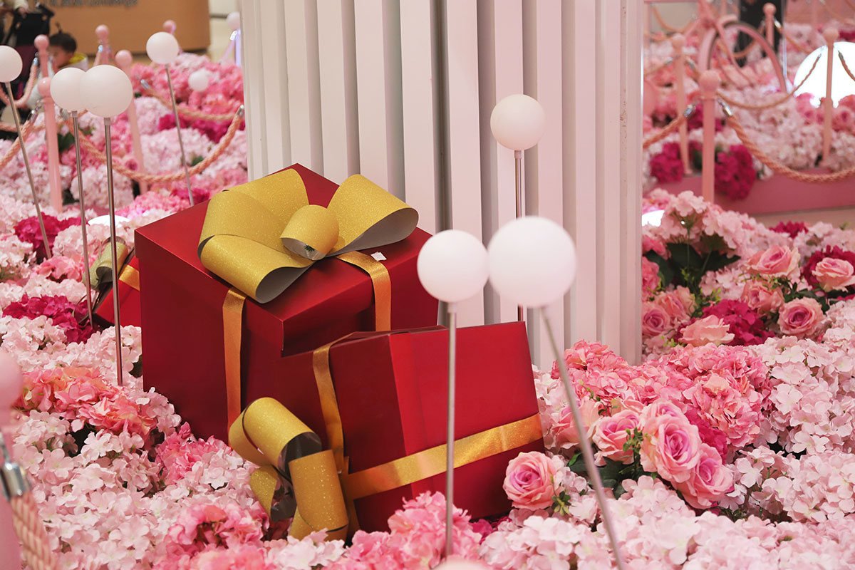 商场在做商业美陈设计时有什么攻略可以助力商场更好地吸引顾客注意力