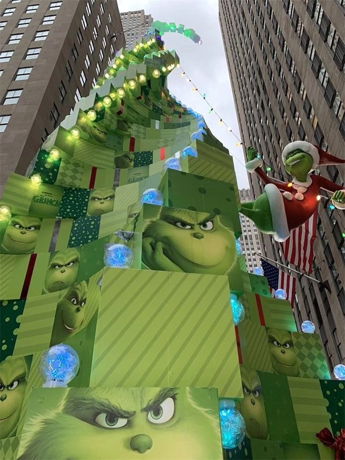 为了推广电影，竟然搞了一个不是圣诞树胜似圣诞树的美陈设计