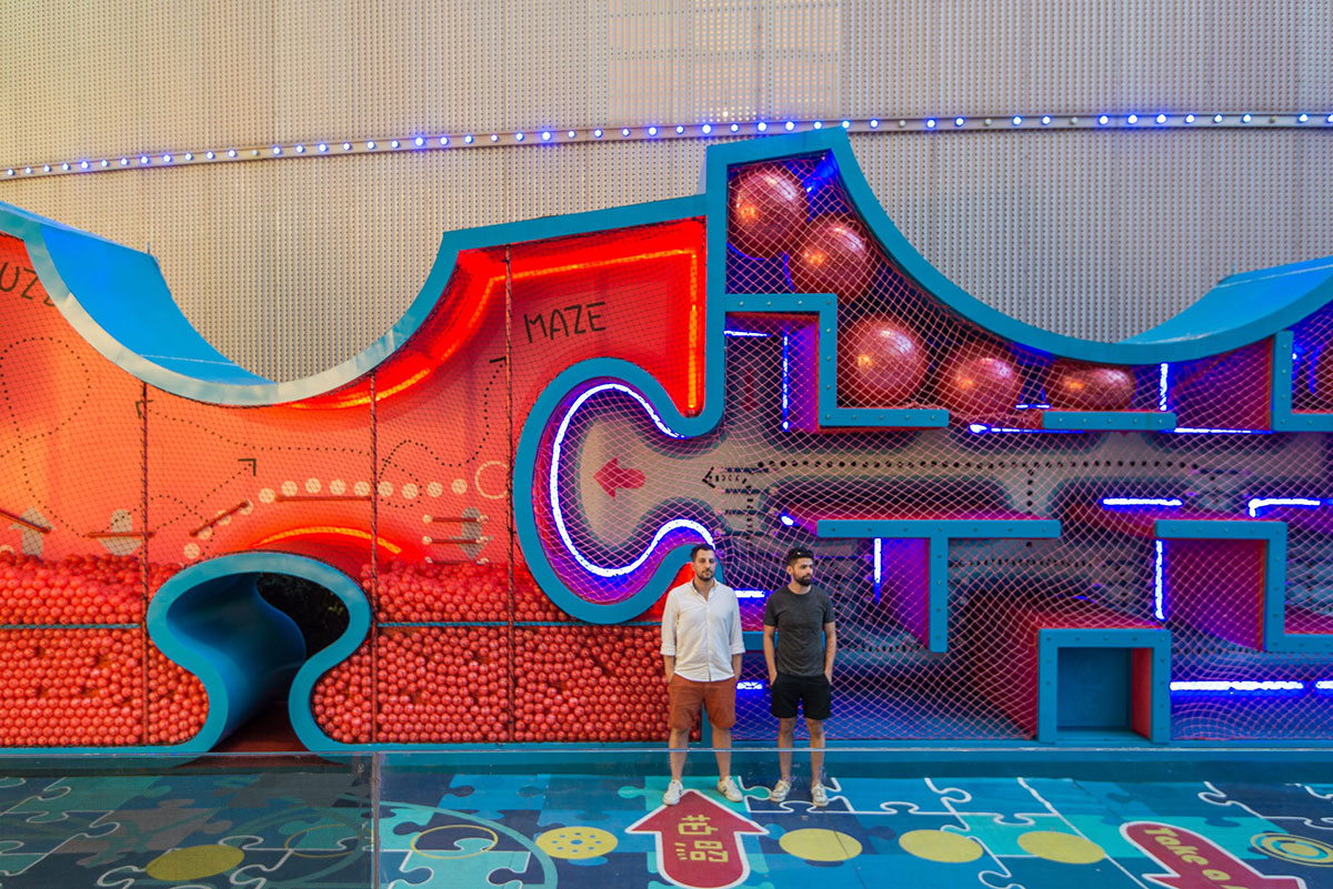 拼图迷宫的商场美陈让一条人流量差得不行的步行街瞬间成为繁忙的空间站