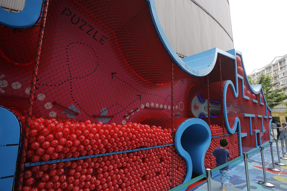 拼图迷宫的商场美陈让一条人流量差得不行的步行街瞬间成为繁忙的空间站