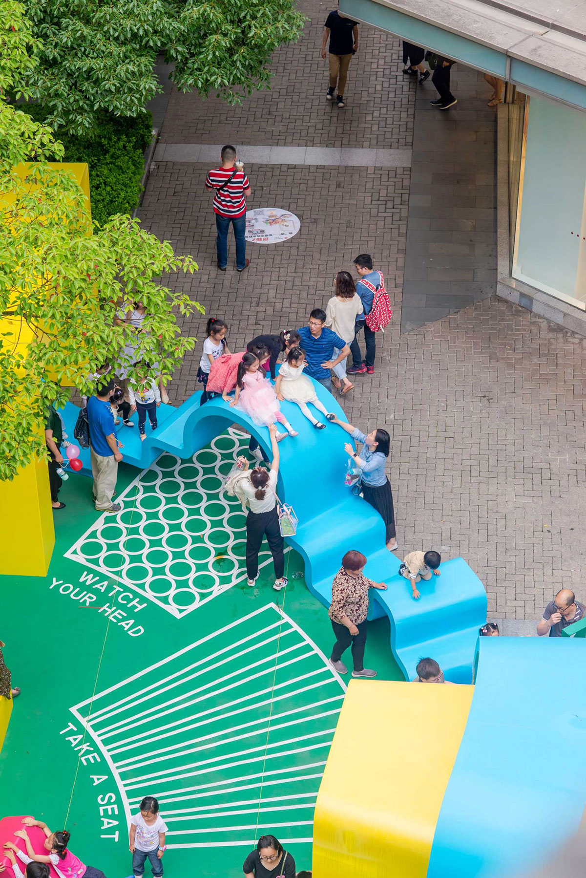 以互动为主导的美陈设计更能吸引游客驻留，同样也带动了周围的商圈