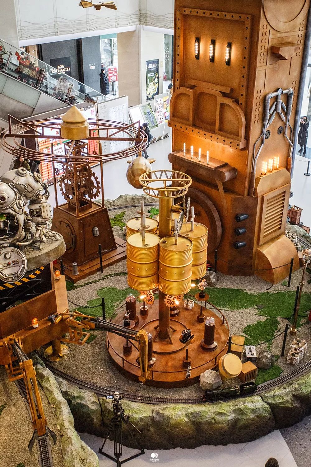 这个蒸汽朋克的商场美陈一下子就穿越到了19世纪维多利亚时代