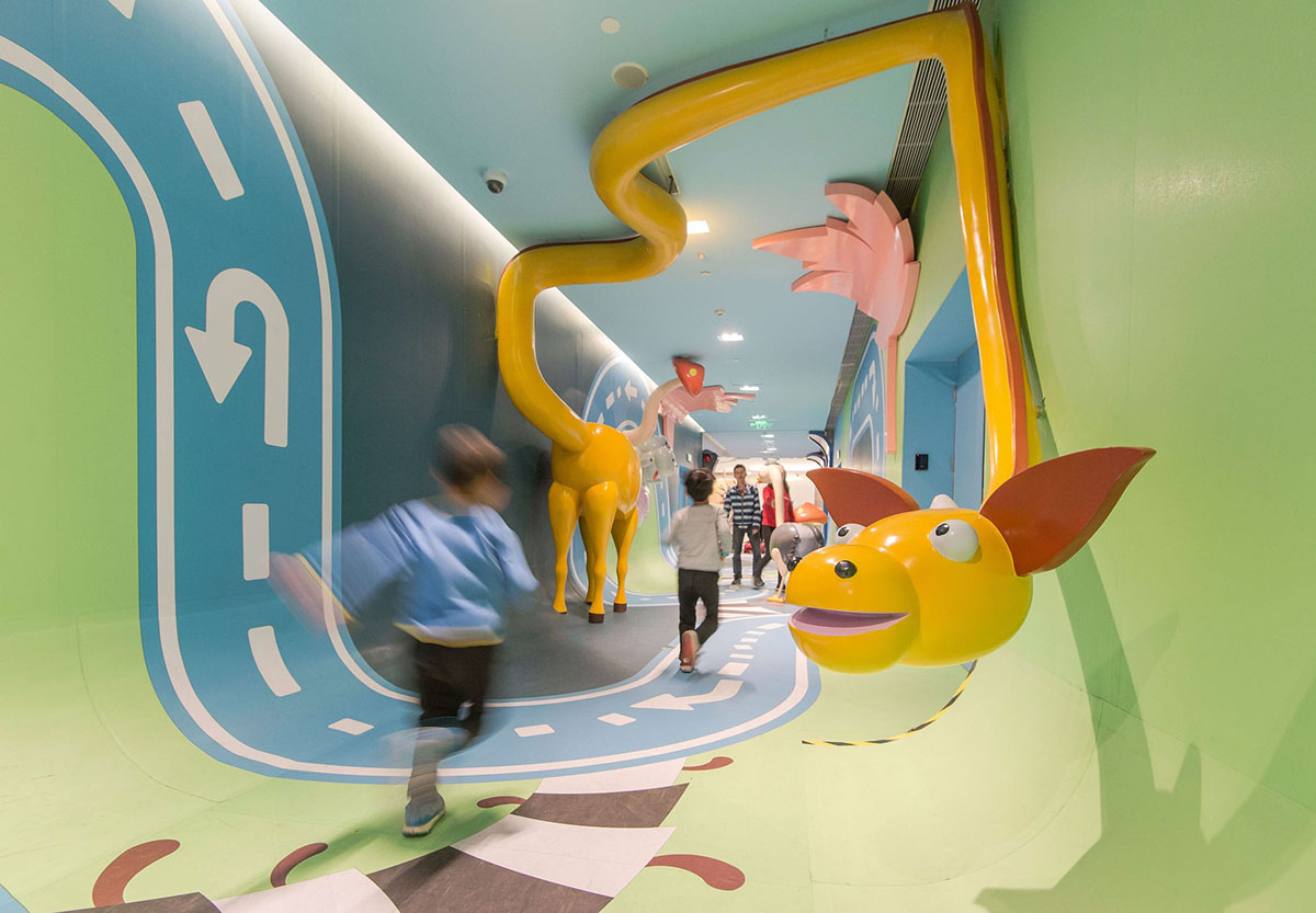 快跑!妈妈说这个商场美陈太逼真了,动物们好像都在追赶我们!