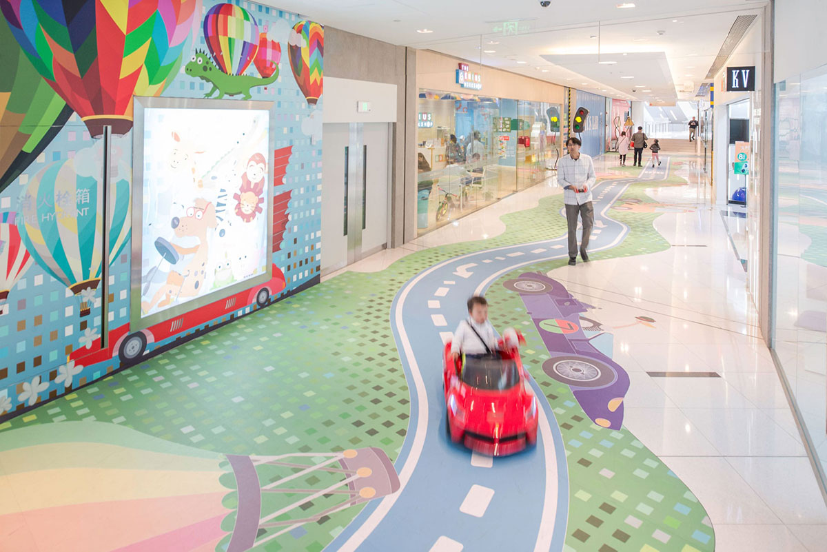 快跑!妈妈说这个商场美陈太逼真了,动物们好像都在追赶我们!