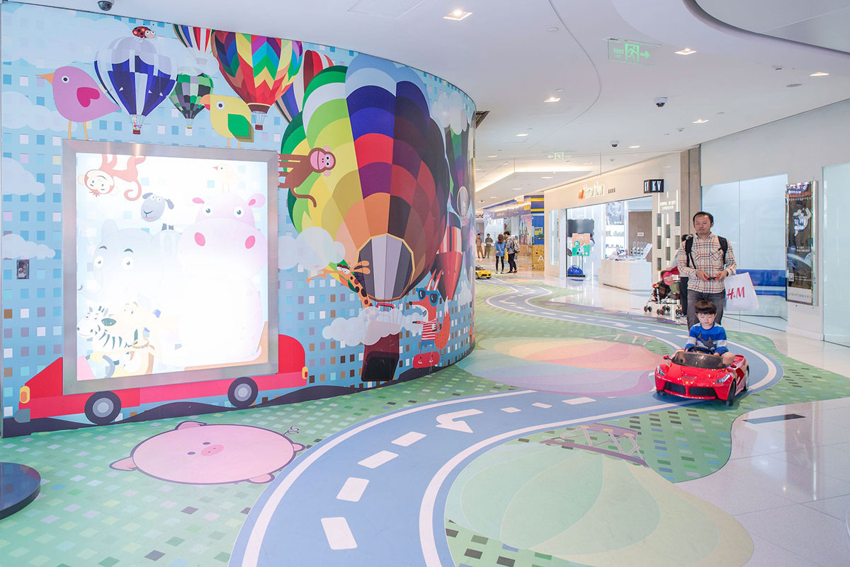 快跑!妈妈说这个商场美陈太逼真了,动物们好像都在追赶我们!