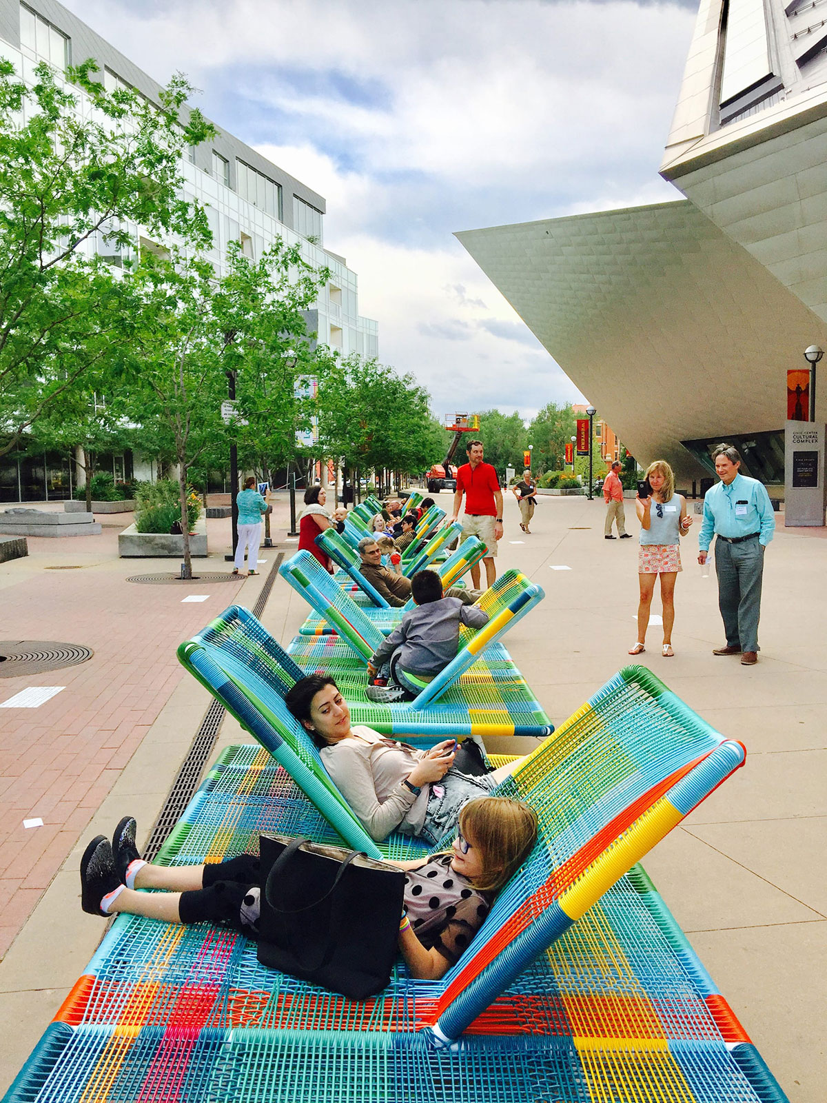 丹佛艺术博物馆对面的这个互动美陈设计，居然还能敲击出属于自己的个性化声音