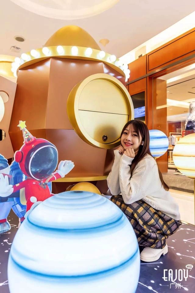 当圣诞商场美陈被打造成太空发射站时，霸屏票圈就靠TA了