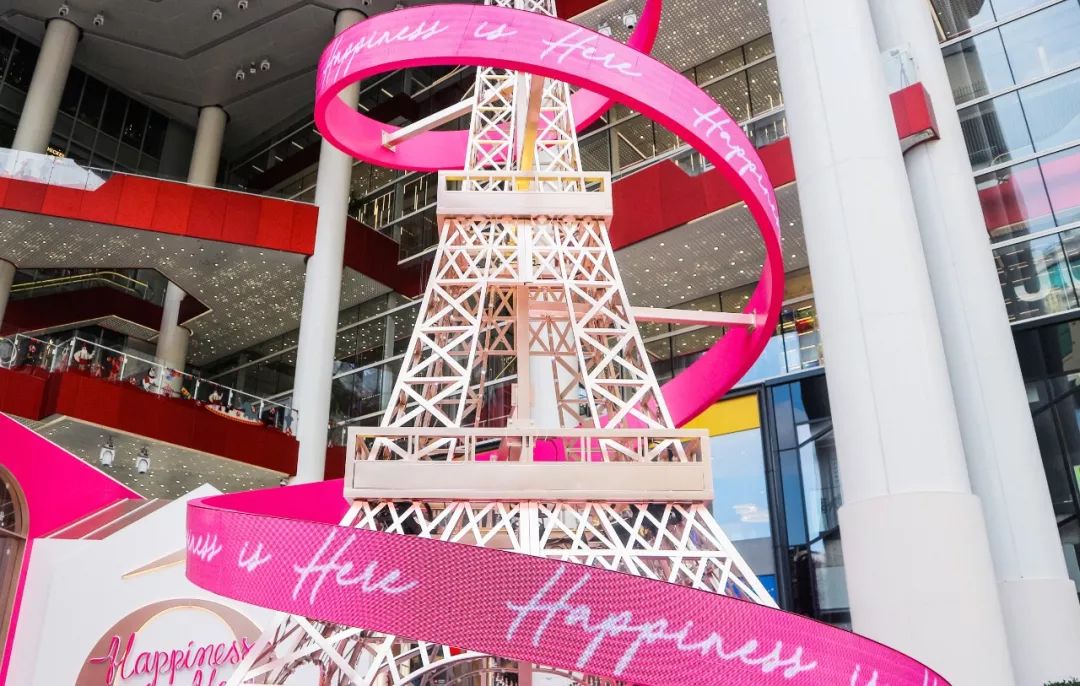 巴黎铁塔刷亮了魔都的圣诞美陈设计，粉嫩造型浪漫一圣诞