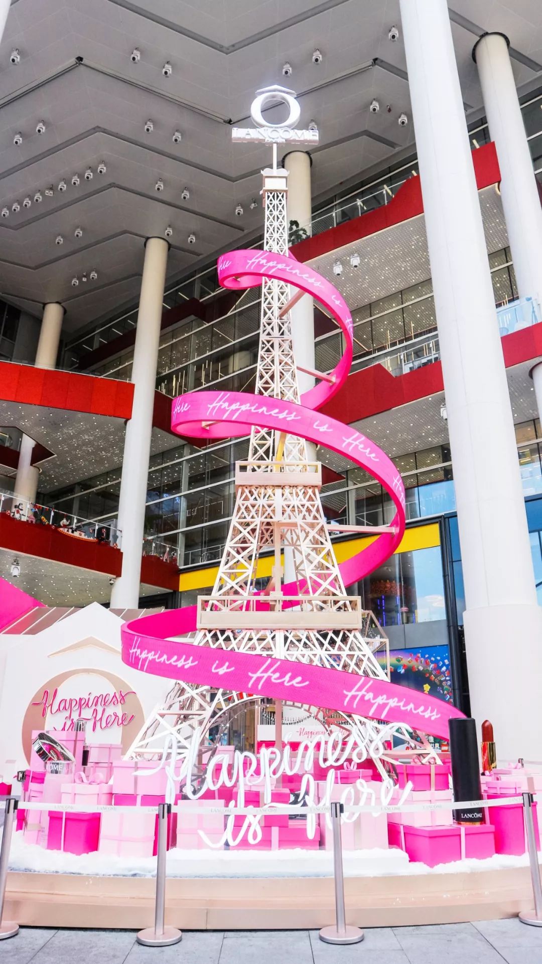 巴黎铁塔刷亮了魔都的圣诞美陈设计，粉嫩造型浪漫一圣诞