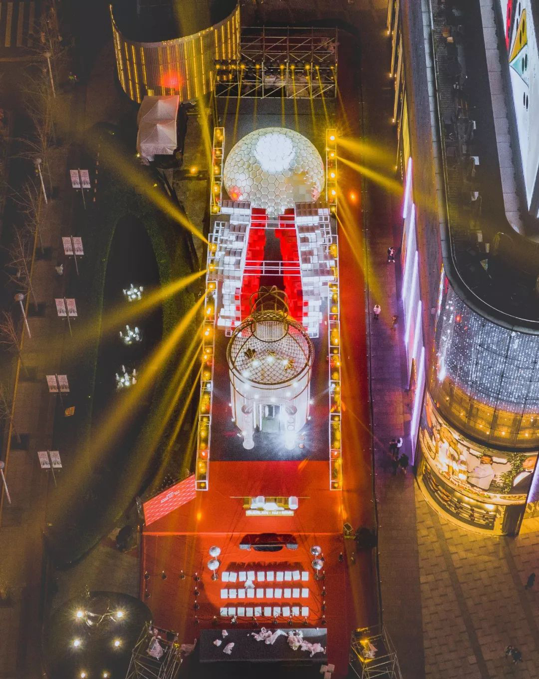 点亮新年，这个品牌的美陈设计装置也太亮眼了吧