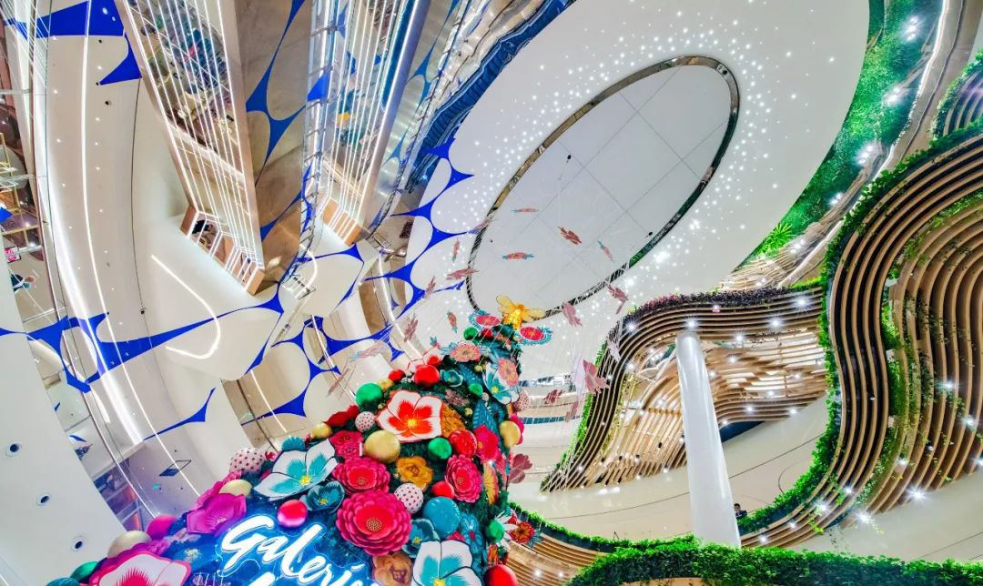 圣诞季，神奇蜜蜂王国打造了一场奇趣的圣诞美陈设计，仪式感满满