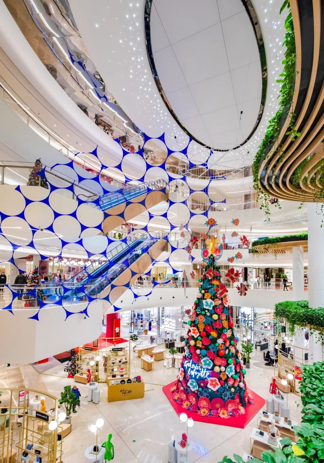 圣诞季，神奇蜜蜂王国打造了一场奇趣的圣诞美陈设计，仪式感满满