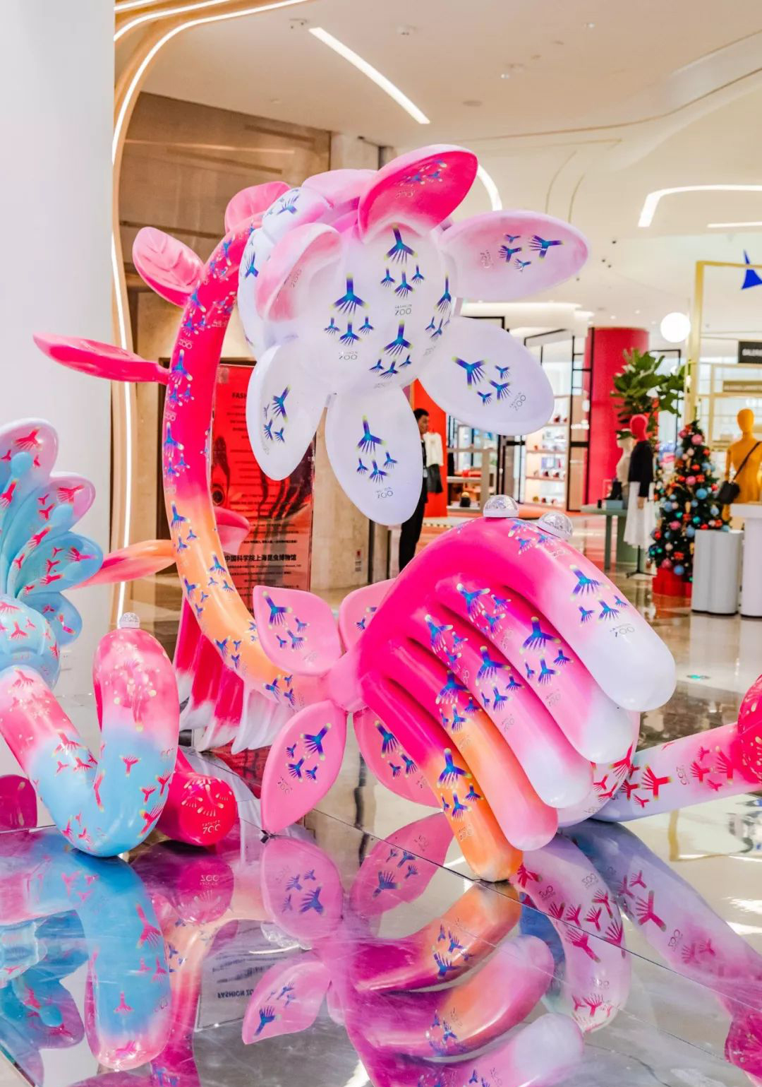 圣诞季，神奇蜜蜂王国打造了一场奇趣的圣诞美陈设计，仪式感满满