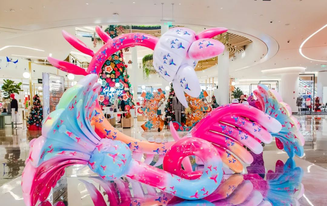 圣诞季，神奇蜜蜂王国打造了一场奇趣的圣诞美陈设计，仪式感满满