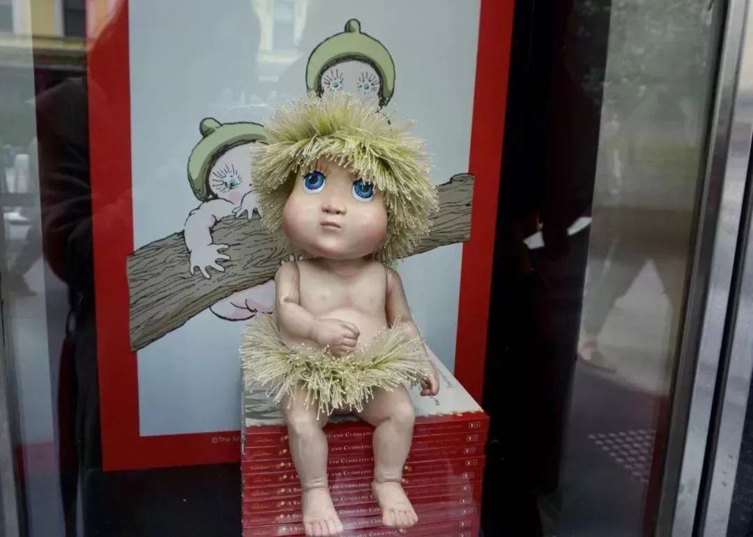 快看圣诞橱窗美陈设计里的那群可爱的桉树宝宝,他们也在为圣诞节做准备