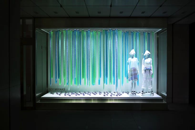 橱窗里的活动策划紧扣自然风景，像森林中呼吸的生物一般美丽