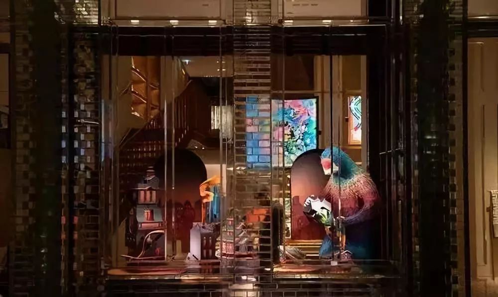 橱窗的活动策划也是一场小型舞台剧，精致而时尚