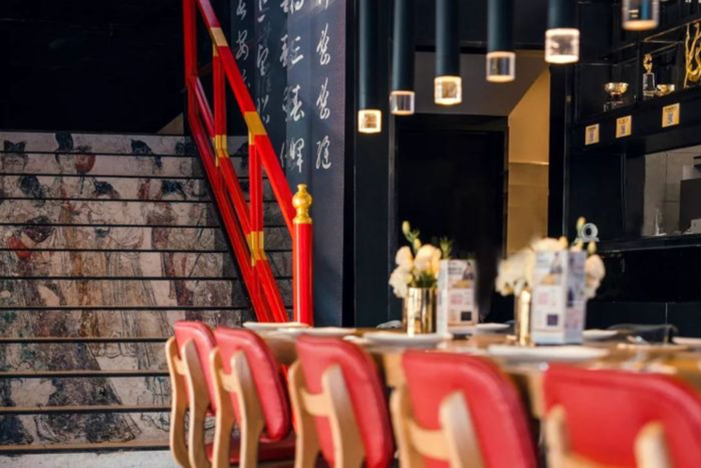 安在餐厅里的历史展览策划,异域文化元素更是惊鸿一瞥