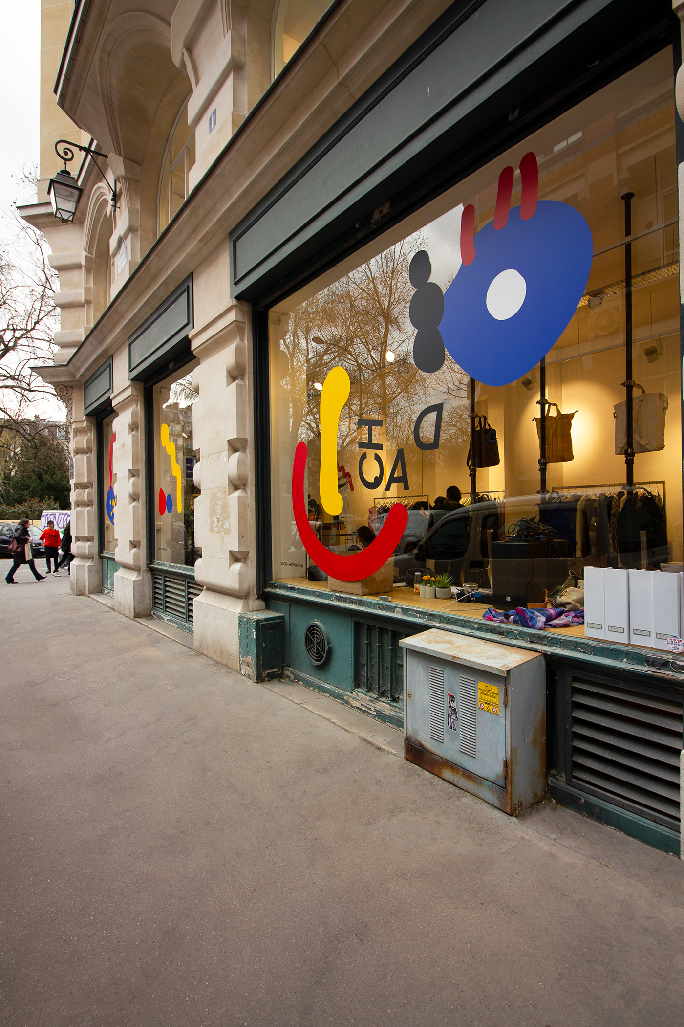 美陈设计朴实无华的装饰带来别具一格的活力,一系列带有几何和抽象形状的图案