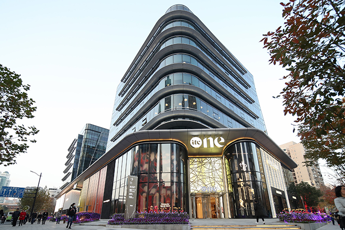 编织花艺光影秀活动刷亮了新春佳节，商场也化身为奇幻乐园