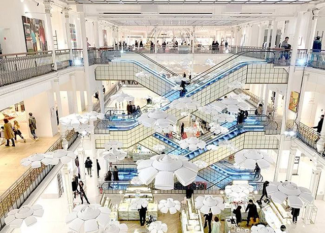 这样一个空中的展览活动艺术设计将老商场一跃成为魔幻乐园