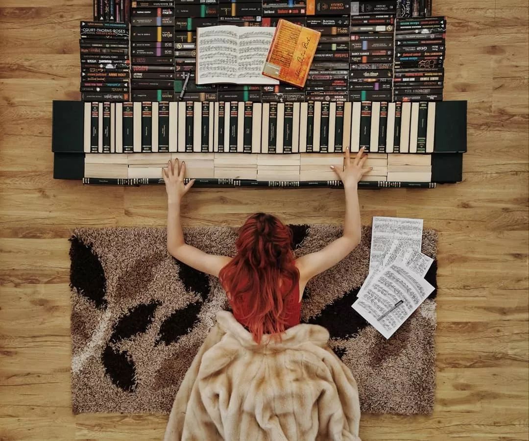 书中自有黄金屋，会展活动现场策划个书本的拍照打卡点也能黄金万两吧