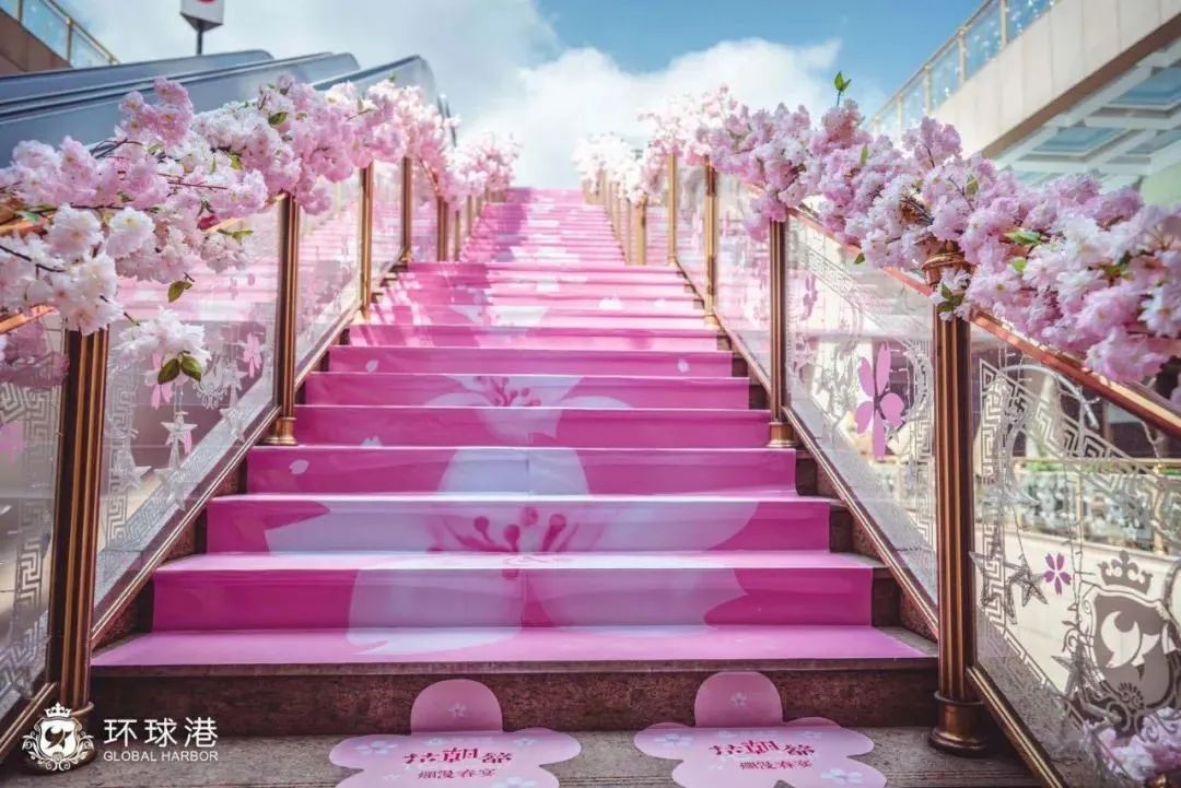 花朝节主题快闪展览活动散发着春日的气息，粉色盛宴仙气十足