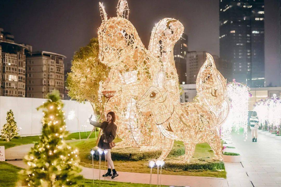 与「闪·森寻光之旅」展览活动策划的奇珍异兽同追寻万物之源