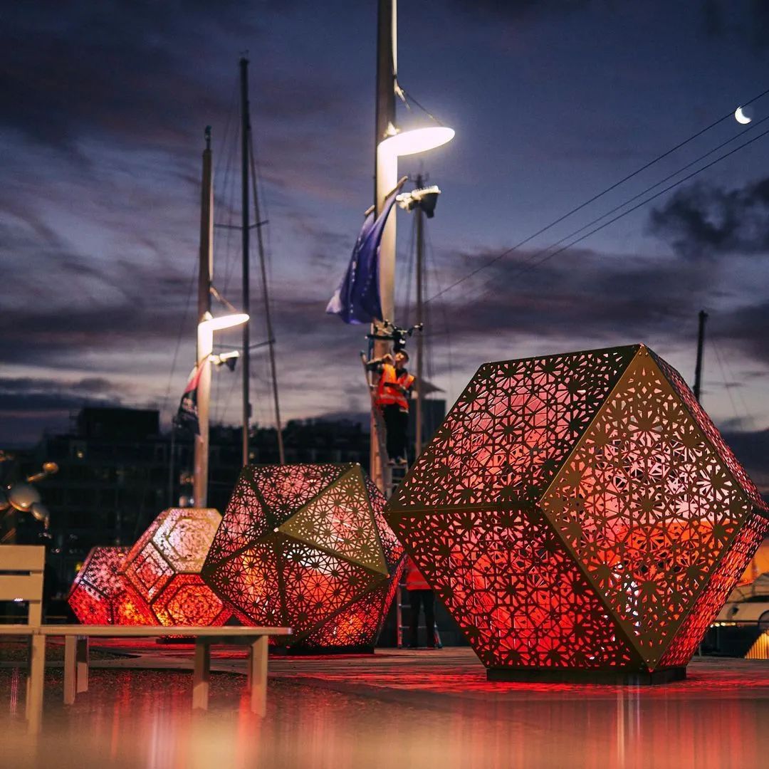 看这个展览活动策划的艺术装置The Walk of Wonders，互动体验超强