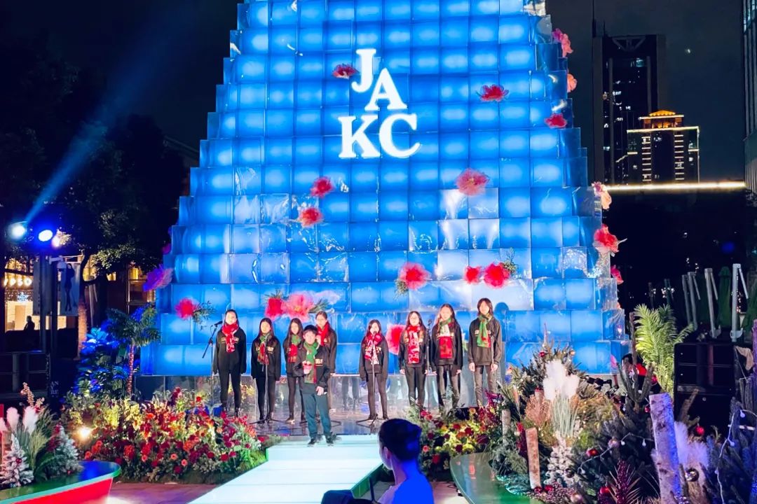 “ 嘉无边·爱无界”,嘉里中心圣诞亮灯活动策划着实幻彩