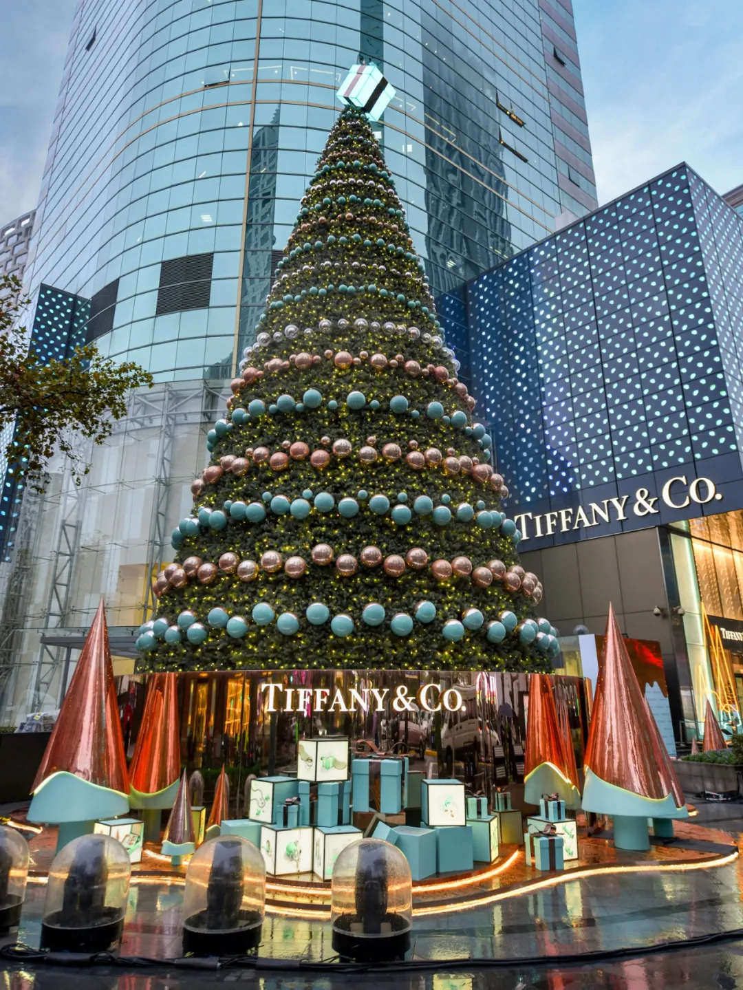 Tiffany圣诞树正式亮灯，蓝色礼盒解锁圣诞活动策划赢惊喜