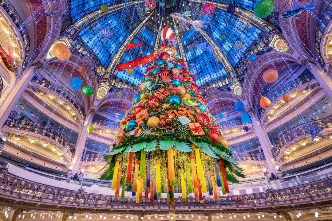 老佛爷「圣诞环游记」主题活动策划以一个历史性事件正式展开