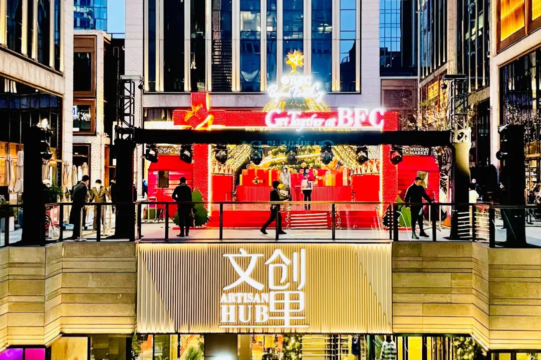 圣诞新年亮灯活动策划的16人同坐旋转木马和文创市集超暖心