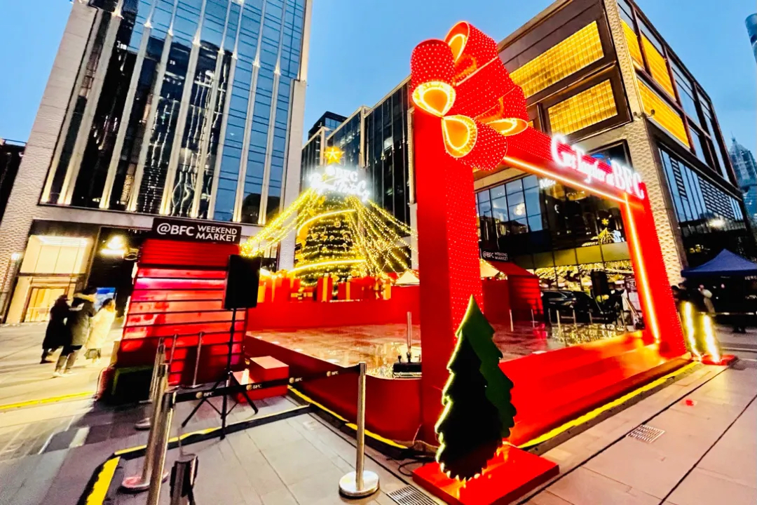 圣诞新年亮灯活动策划的16人同坐旋转木马和文创市集超暖心