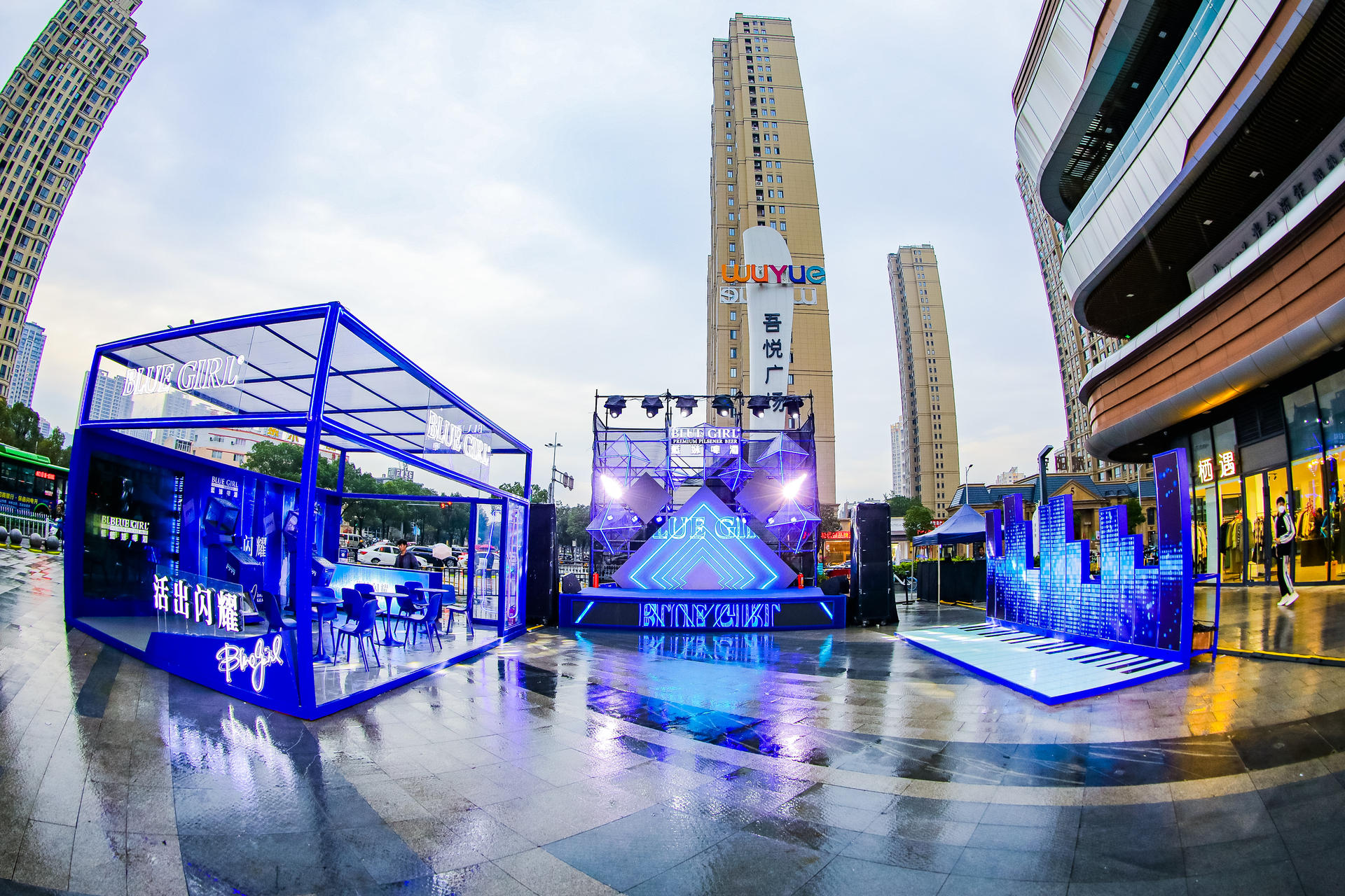 蓝妹闪耀限定啤酒屋快闪活动策划尽享蓝色基调，更有现场免费畅饮