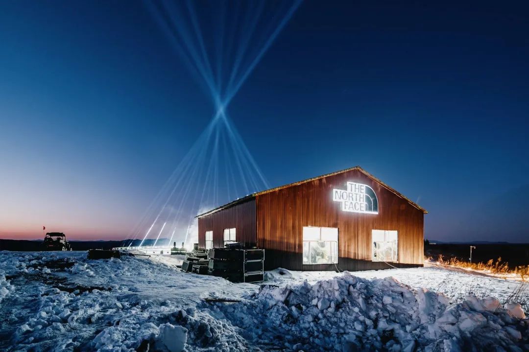 COMPANION在《KAWS:HOLIDAY》快闪主题展活动策划悠然席地而坐