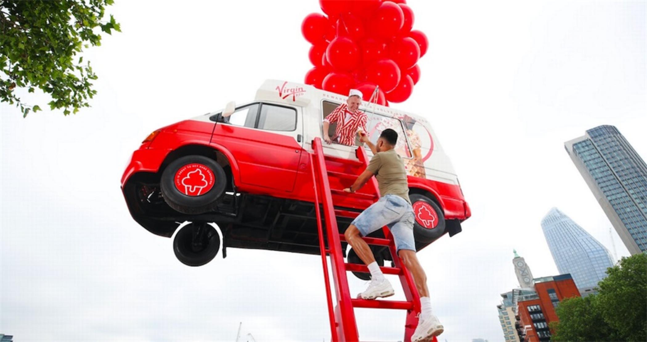 维珍红奖励APP发布活动策划把一辆冰淇淋车吊在了半空中