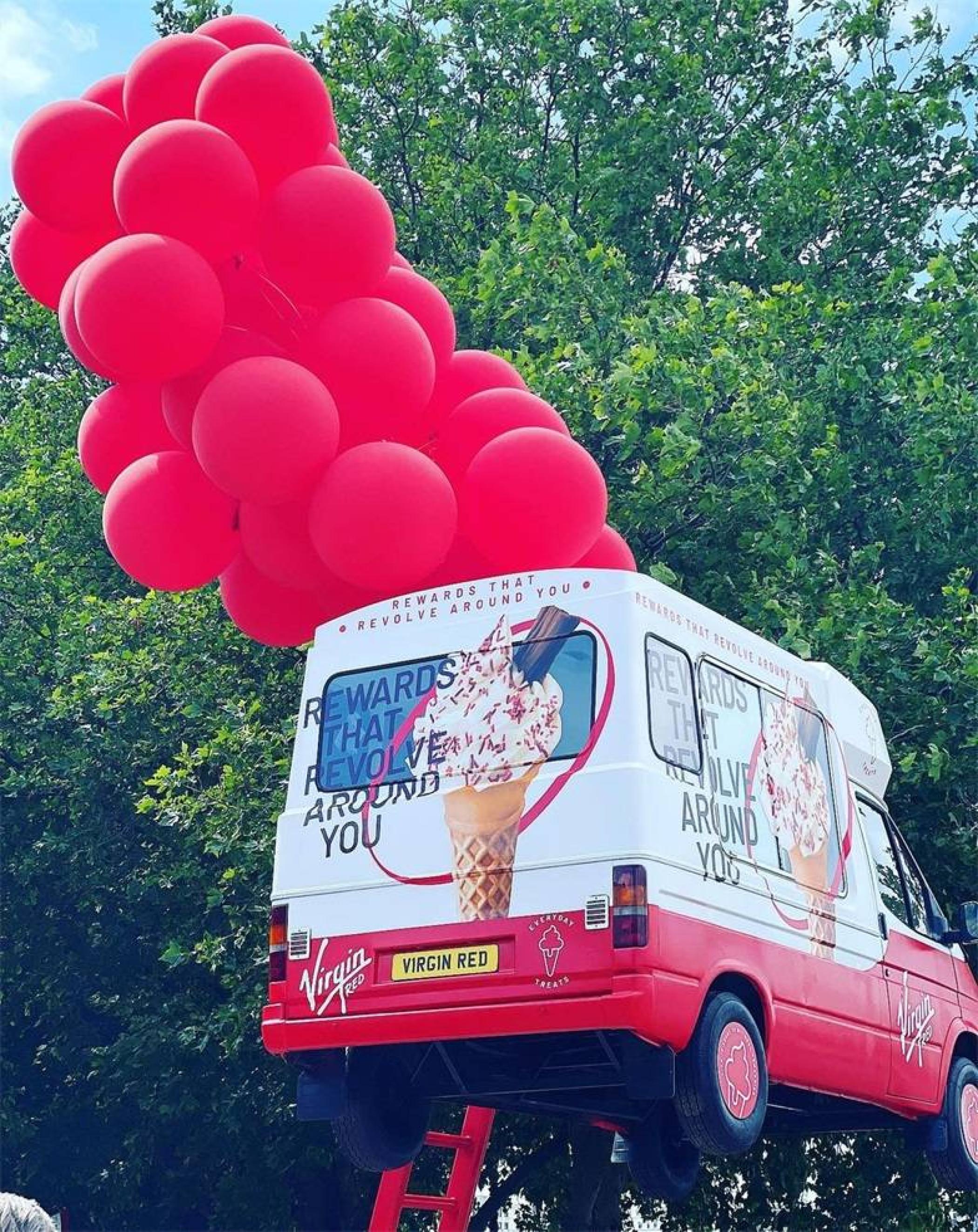 维珍红奖励APP发布活动策划把一辆冰淇淋车吊在了半空中