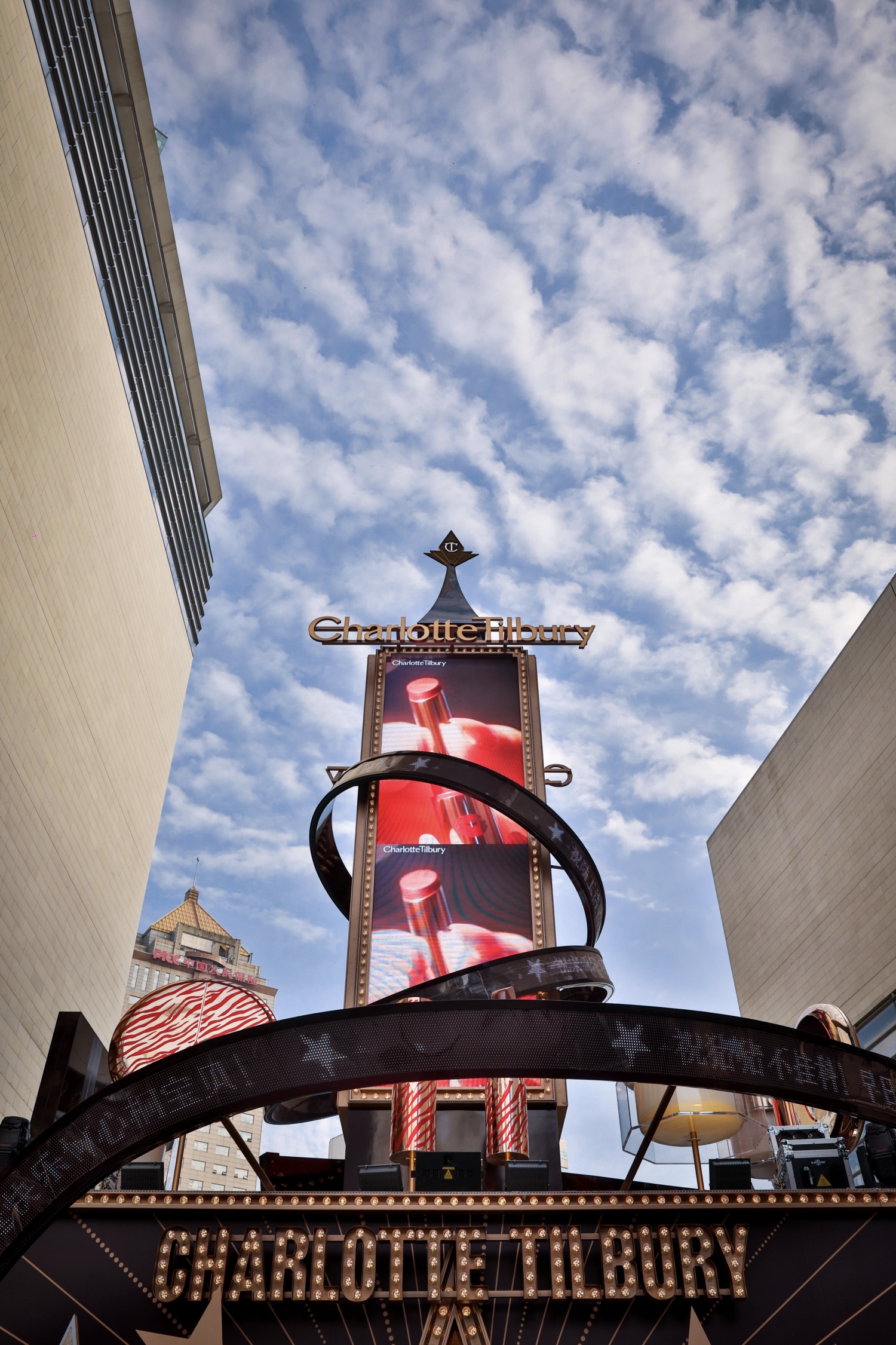 Charlotte Tilbury星有所属快闪互动活动策划浪漫上演，共启好运新年