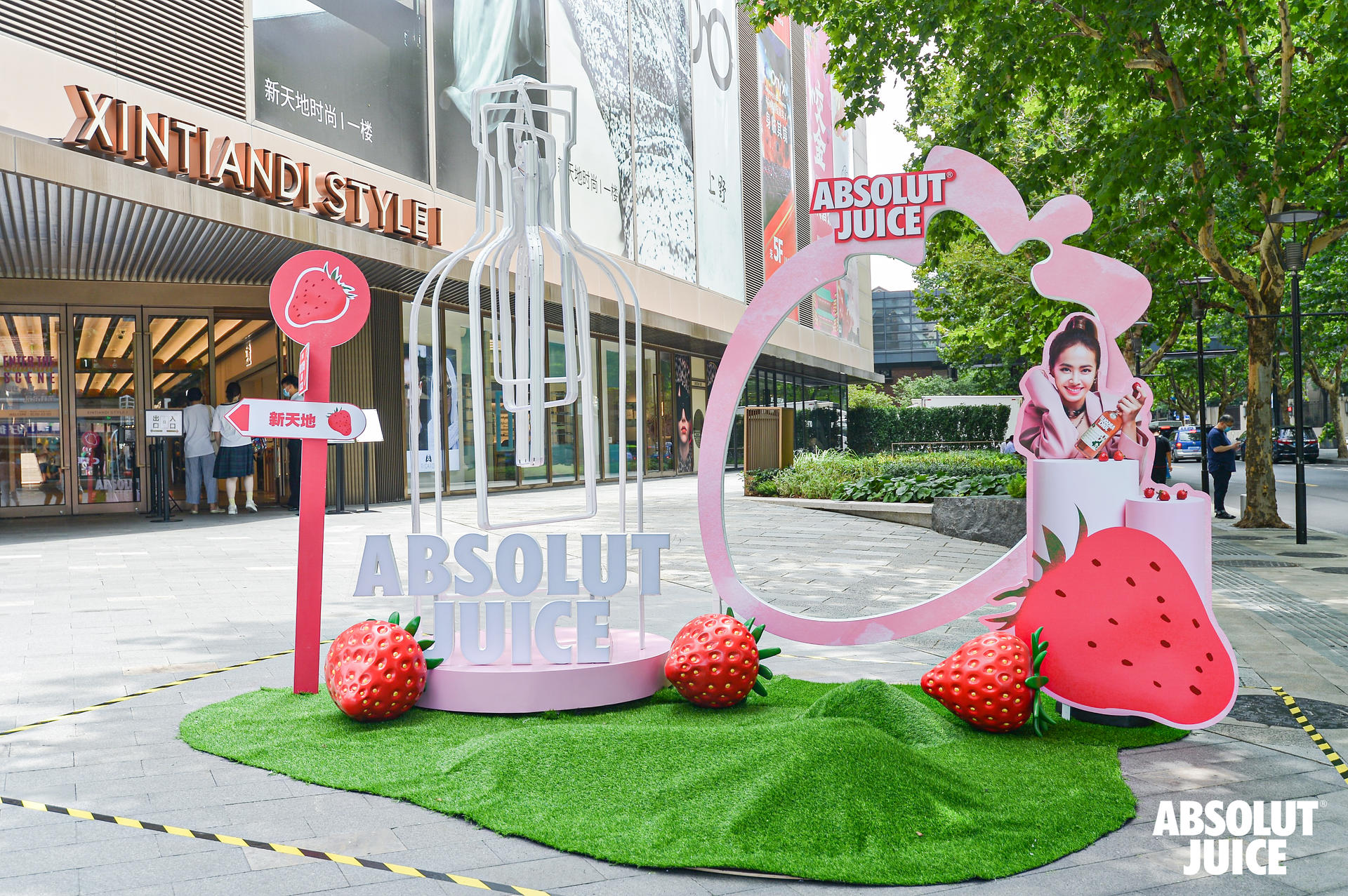 ABSOLUT.®绝对®伏特加主题快闪店活动策划被一波草莓入”轻”